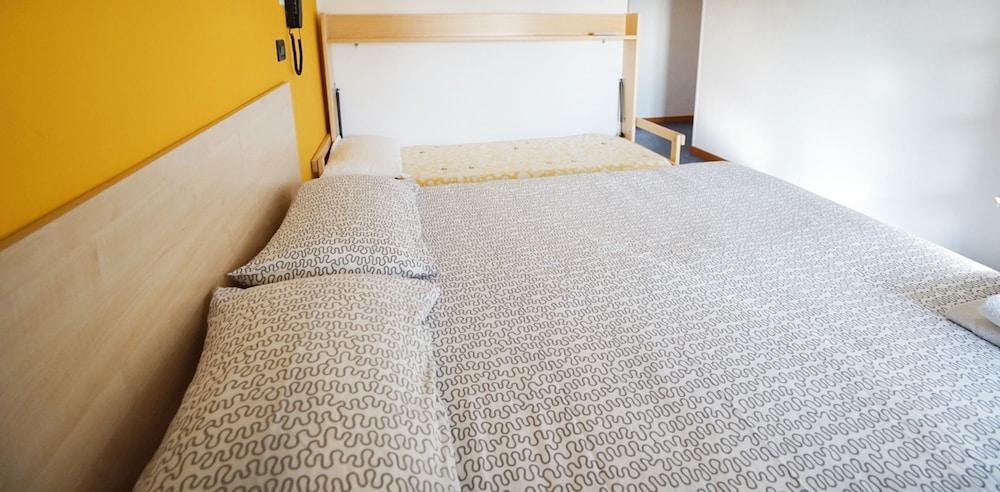 Hotel Morfeo - Young People Hotels (Adults Only) Rimini Bagian luar foto
