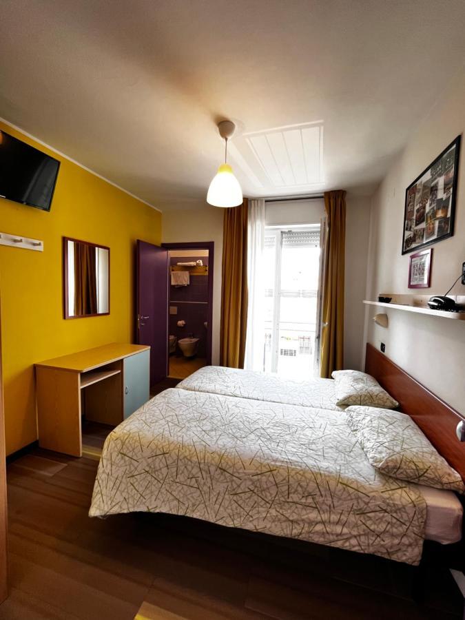 Hotel Morfeo - Young People Hotels (Adults Only) Rimini Bagian luar foto